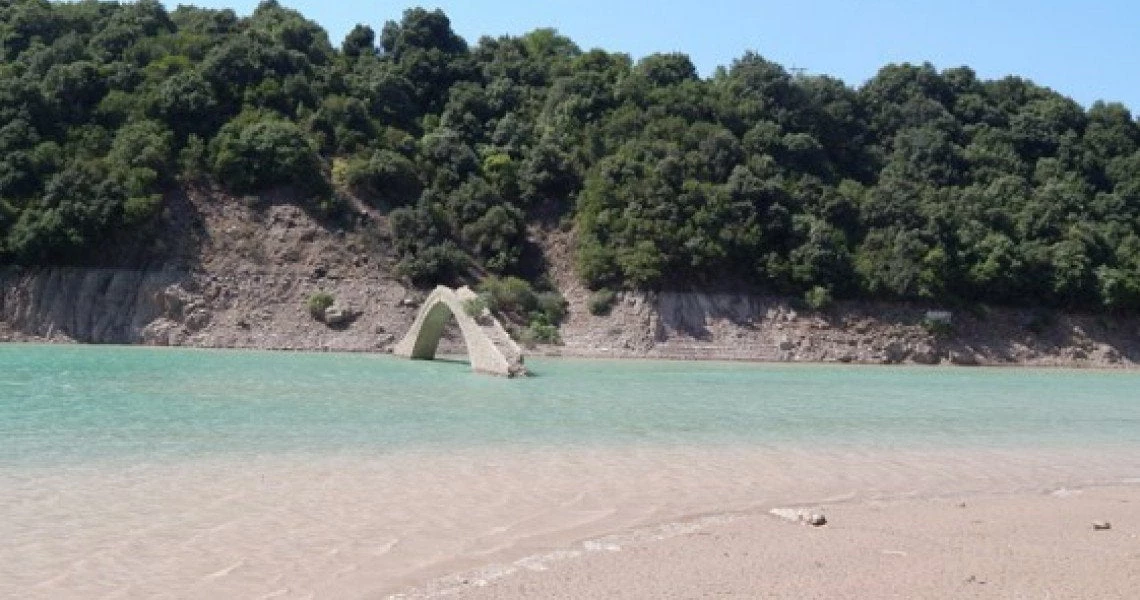 Έτοιμο να καταρρεύσει γεφύρι 360 χρόνων στην Ευρυτανία